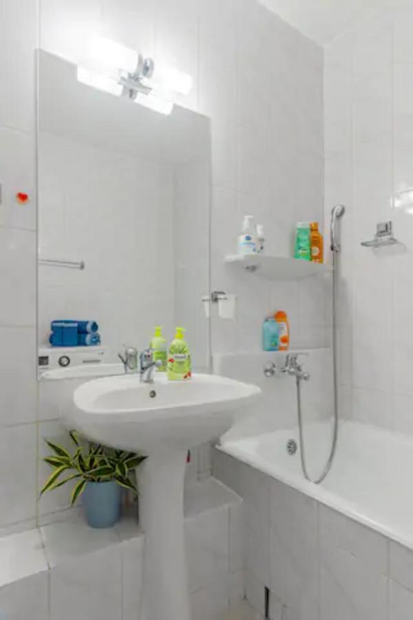 Cosy & Chic Studio Close By Victoria Square Boekarest Buitenkant foto