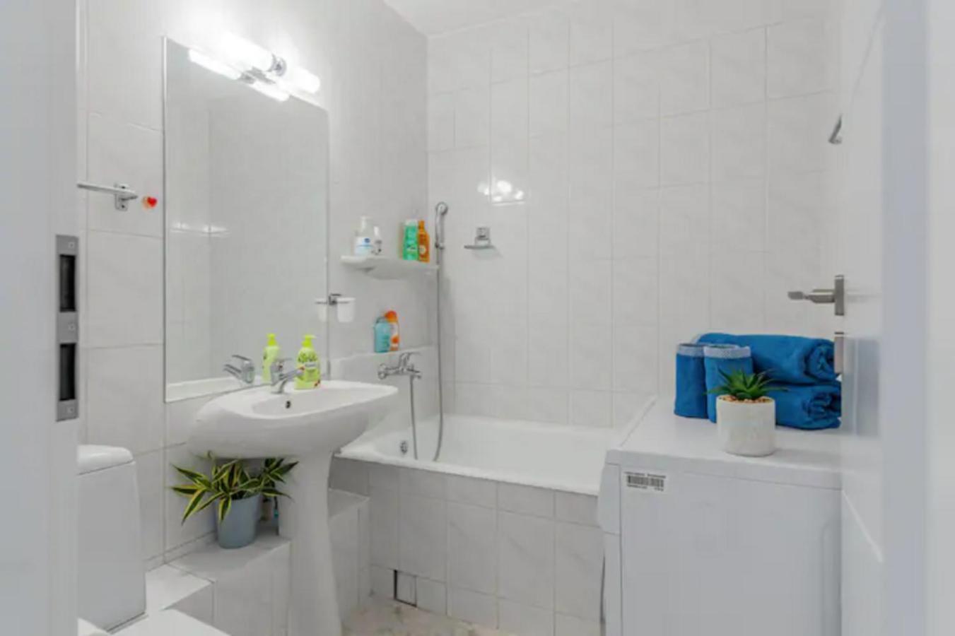 Cosy & Chic Studio Close By Victoria Square Boekarest Buitenkant foto